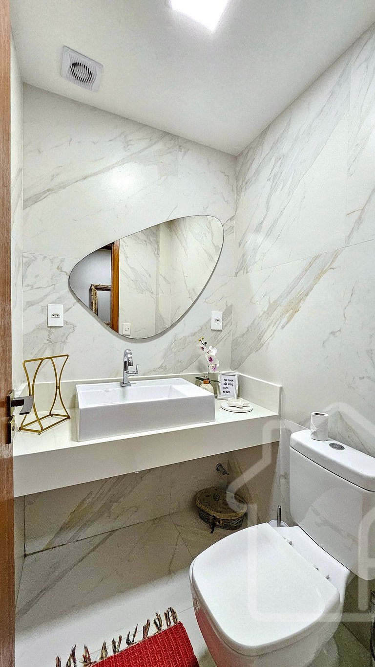 Casa moderna com piscina, quadra de tênis e sauna