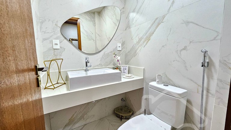 Casa moderna com piscina, quadra de tênis e sauna