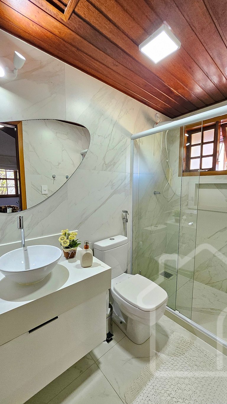 Casa moderna com piscina, quadra de tênis e sauna