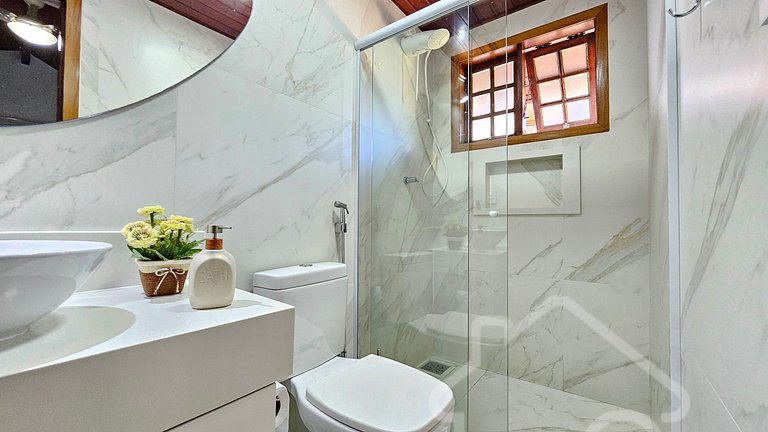 Casa moderna com piscina, quadra de tênis e sauna
