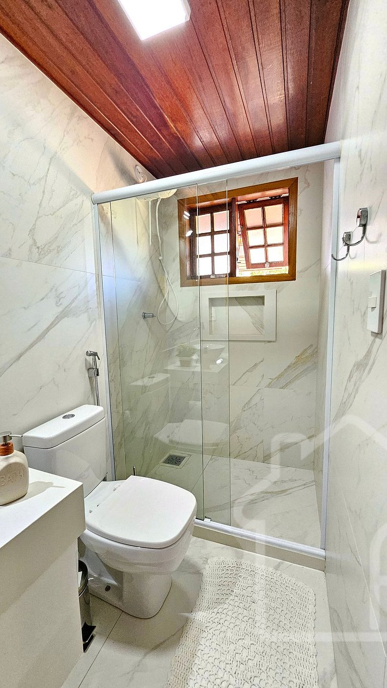 Casa moderna com piscina, quadra de tênis e sauna
