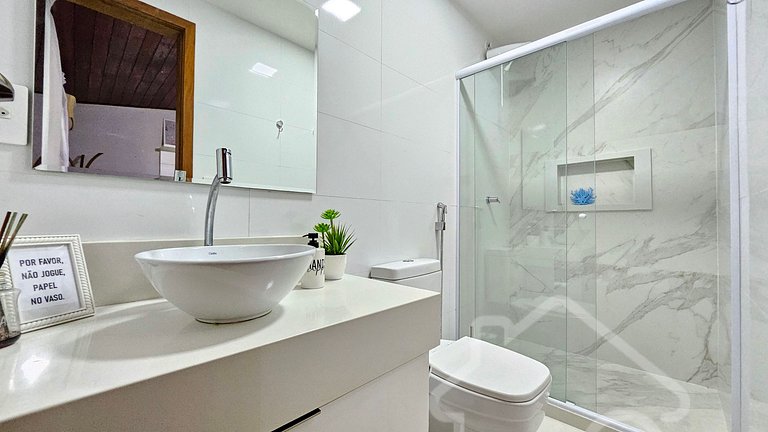 Casa moderna com piscina, quadra de tênis e sauna