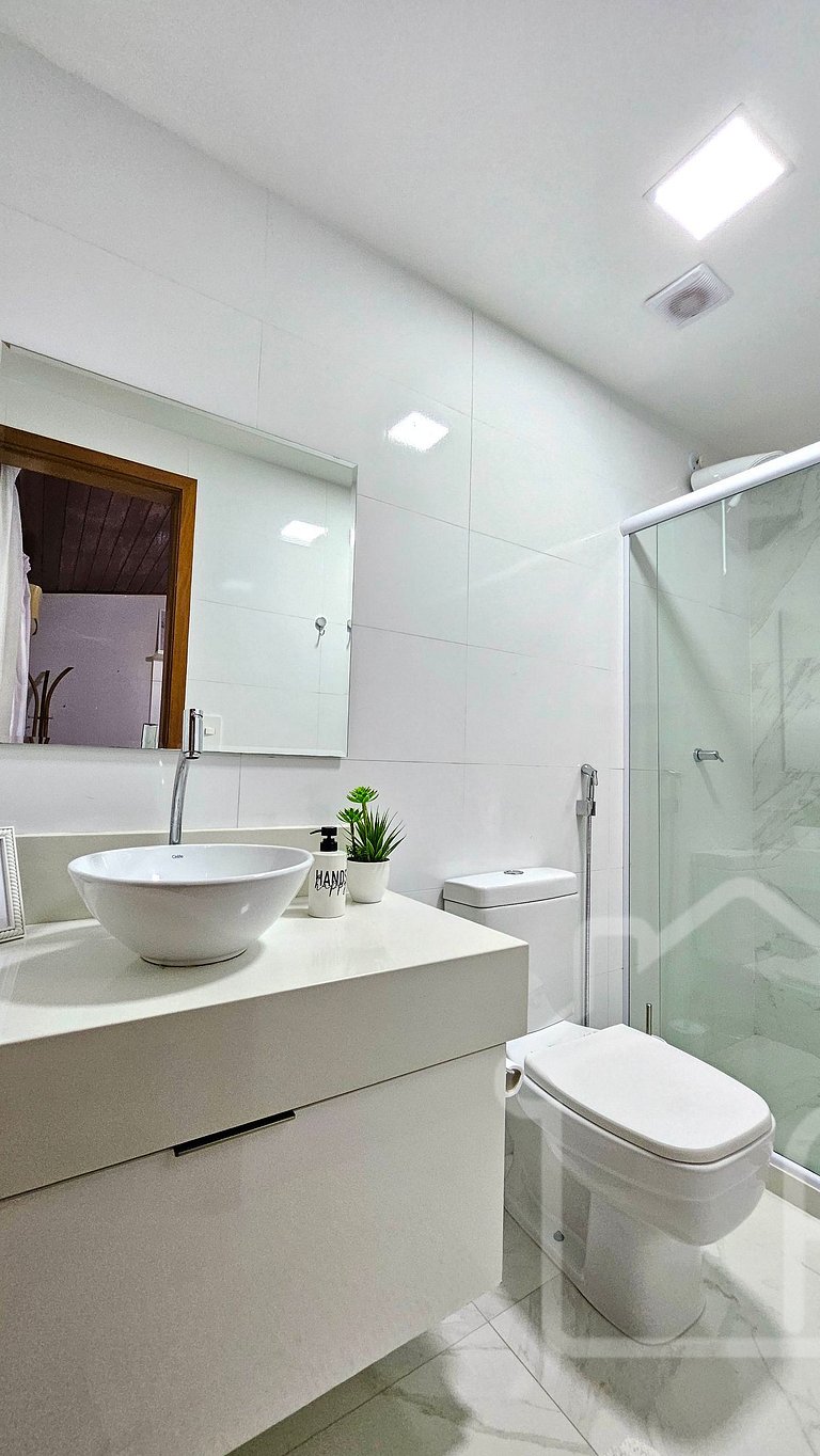 Casa moderna com piscina, quadra de tênis e sauna