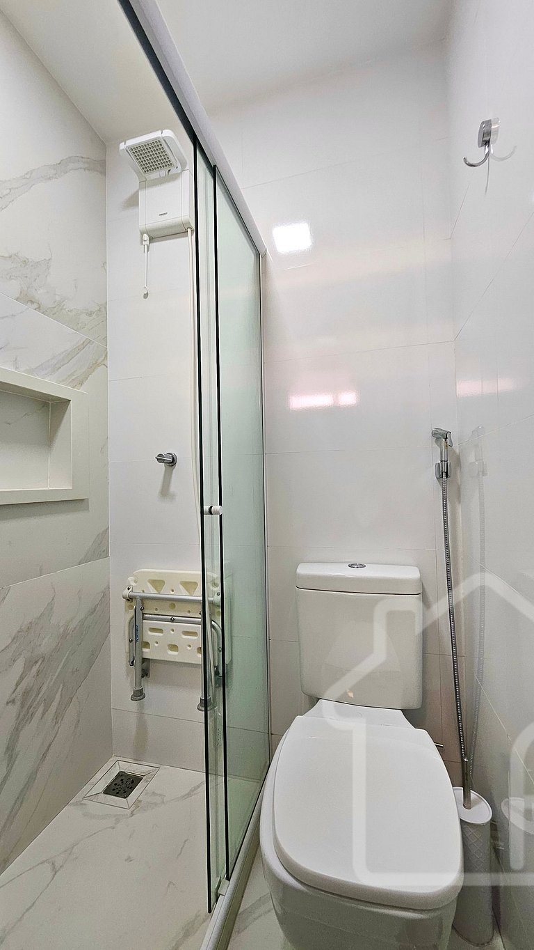 Casa moderna com piscina, quadra de tênis e sauna