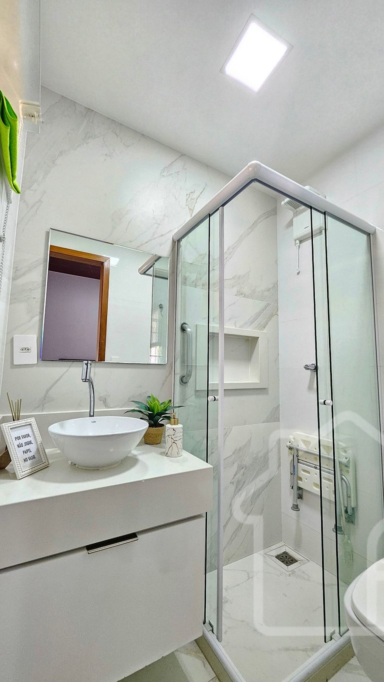 Casa moderna com piscina, quadra de tênis e sauna