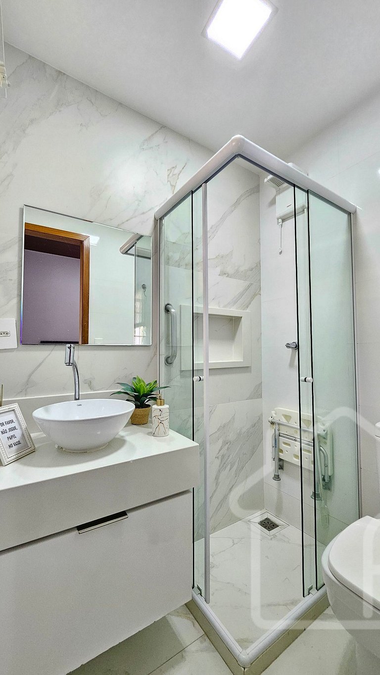 Casa moderna com piscina, quadra de tênis e sauna