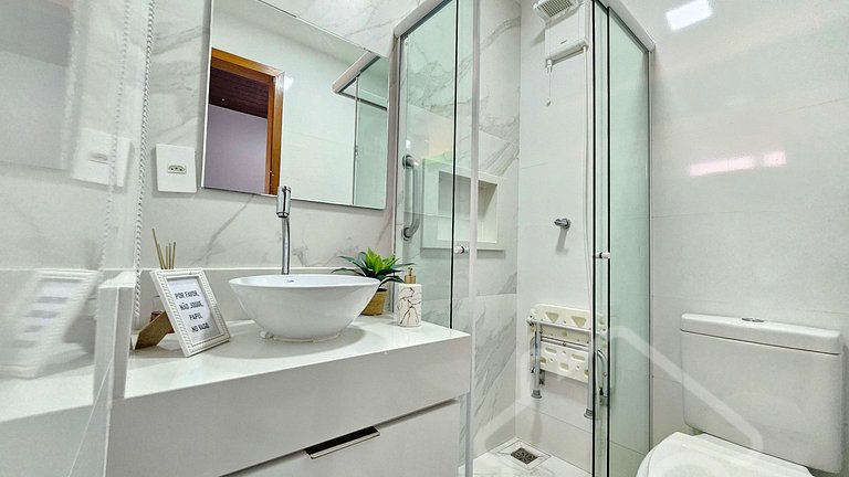 Casa moderna com piscina, quadra de tênis e sauna