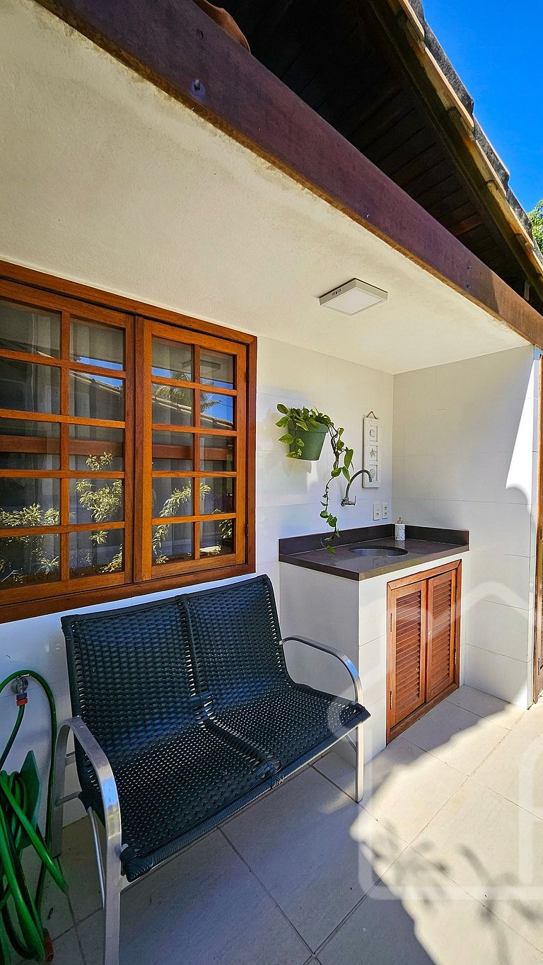Casa moderna com piscina, quadra de tênis e sauna