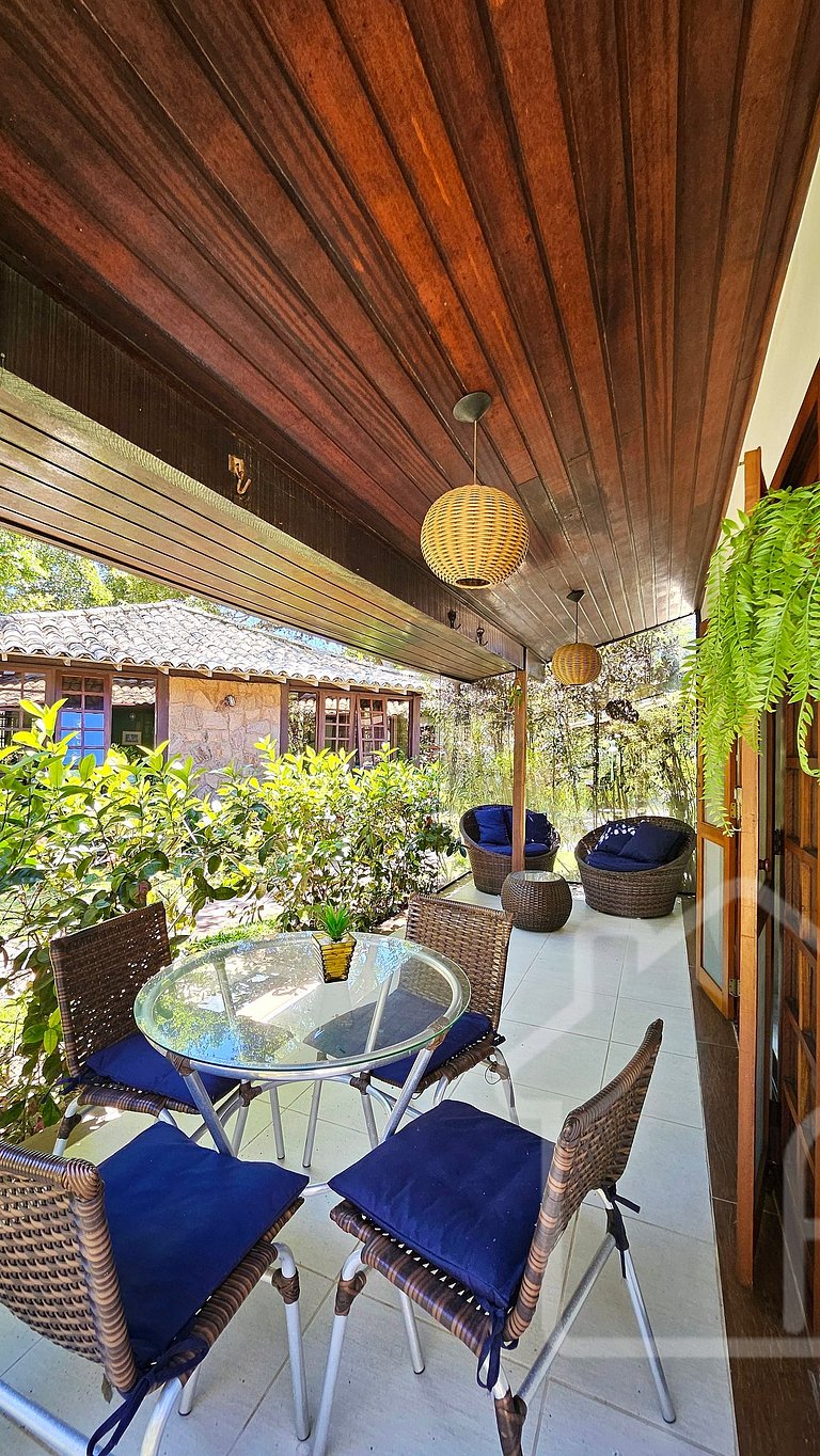 Casa moderna com piscina, quadra de tênis e sauna