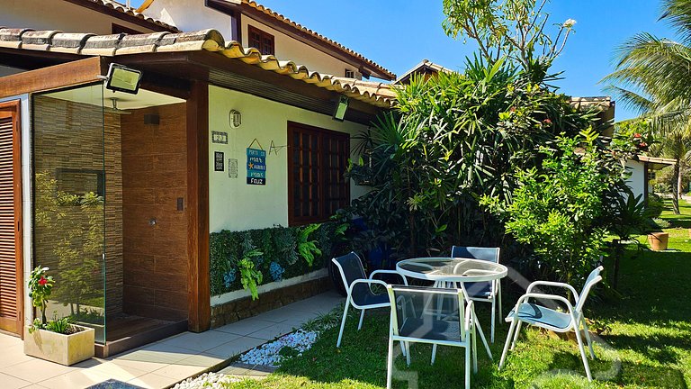 Casa moderna com piscina, quadra de tênis e sauna