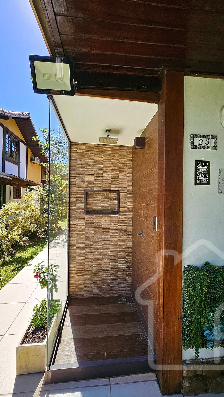 Casa moderna com piscina, quadra de tênis e sauna