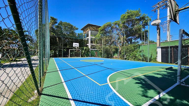 Casa moderna com piscina, quadra de tênis e sauna