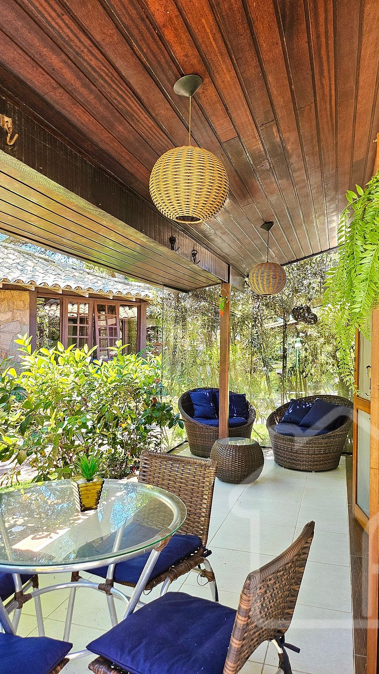 Casa moderna com piscina, quadra de tênis e sauna
