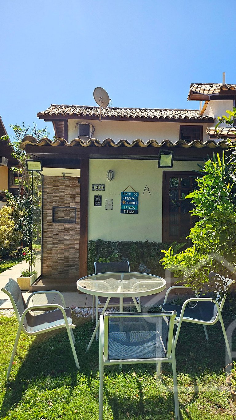 Casa moderna com piscina, quadra de tênis e sauna