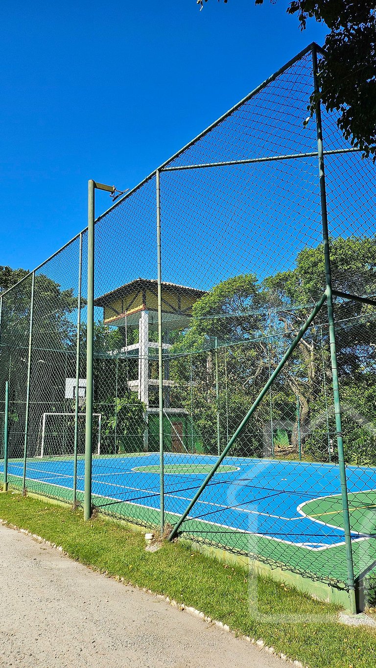 Casa moderna com piscina, quadra de tênis e sauna
