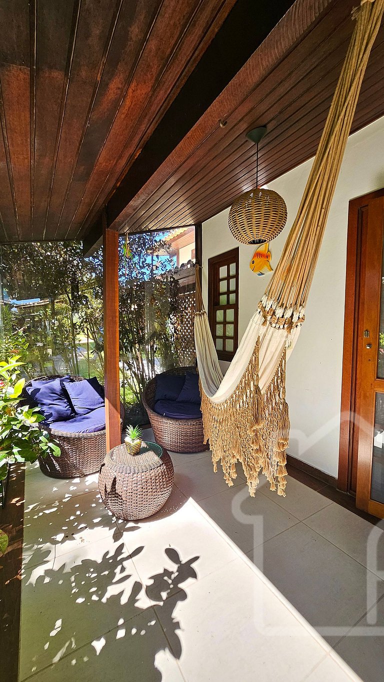 Casa moderna com piscina, quadra de tênis e sauna
