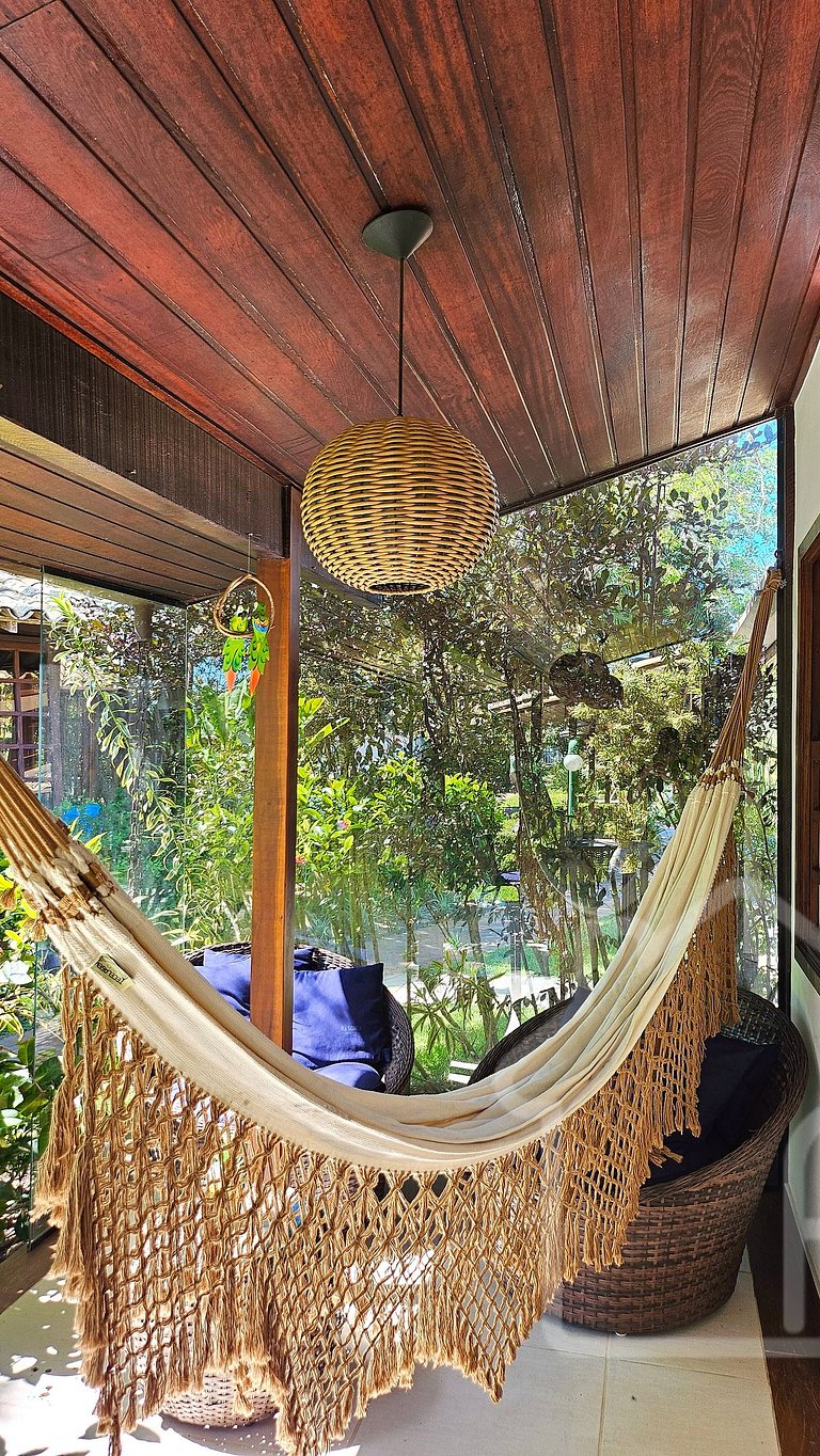 Casa moderna com piscina, quadra de tênis e sauna