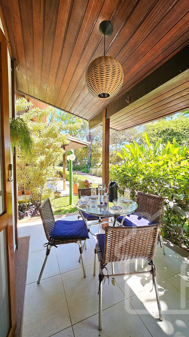Casa moderna com piscina, quadra de tênis e sauna
