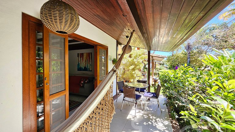 Casa moderna com piscina, quadra de tênis e sauna