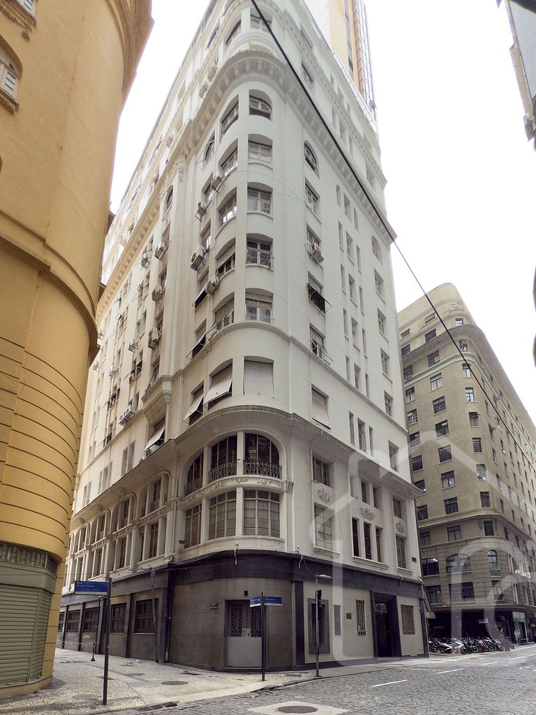 Loft design na Cinelândia • metrô ao lado + ar