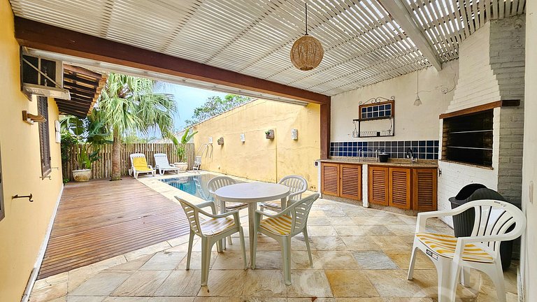 Casa na Ferradura com piscina e churrasqueira