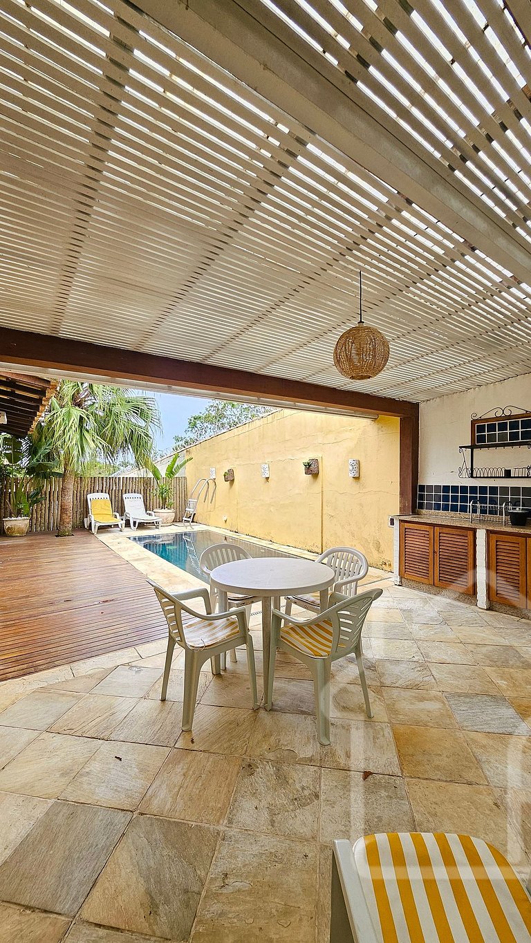 Casa na Ferradura com piscina e churrasqueira