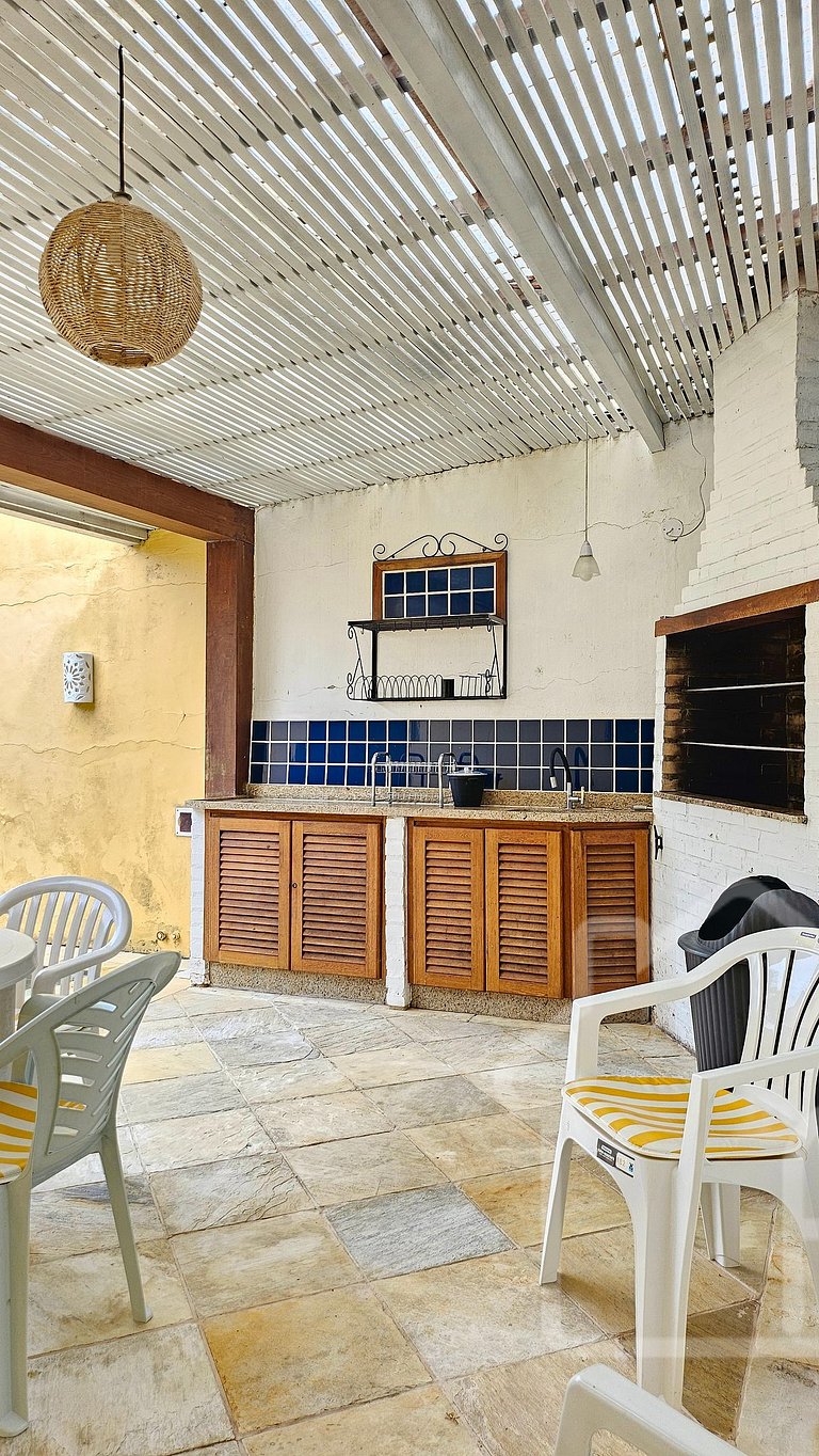 Casa na Ferradura com piscina e churrasqueira