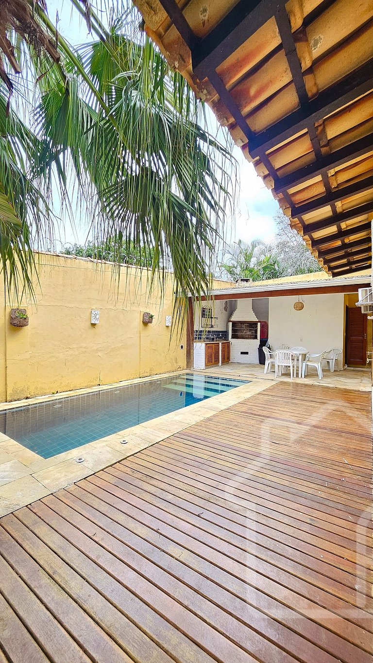 Casa na Ferradura com piscina e churrasqueira