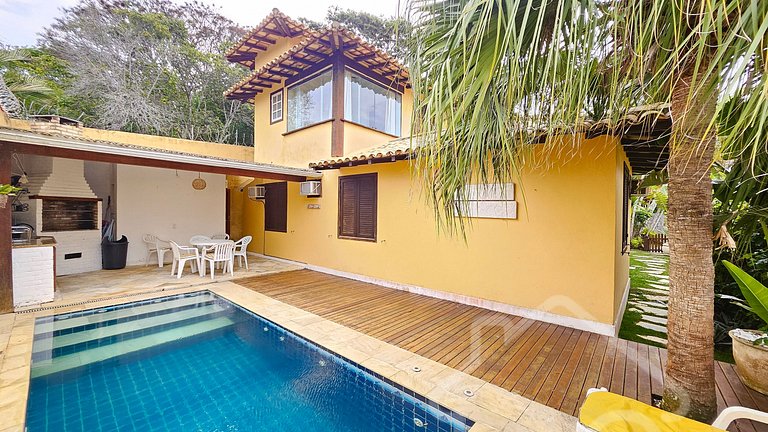 Casa na Ferradura com piscina e churrasqueira