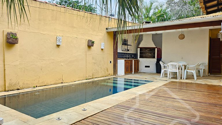 Casa na Ferradura com piscina e churrasqueira