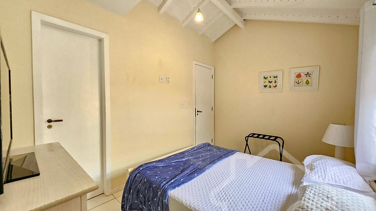 Casa na Ferradura com piscina e churrasqueira