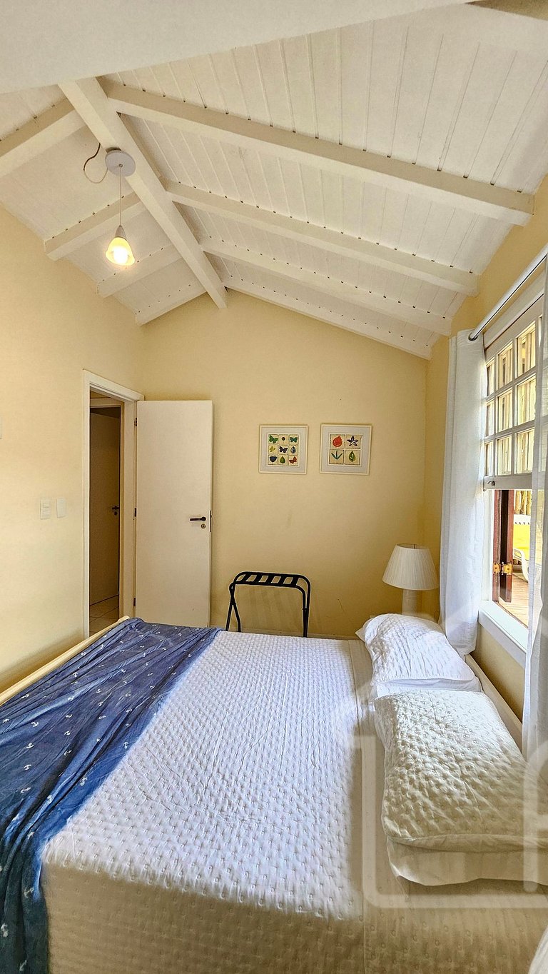 Casa na Ferradura com piscina e churrasqueira