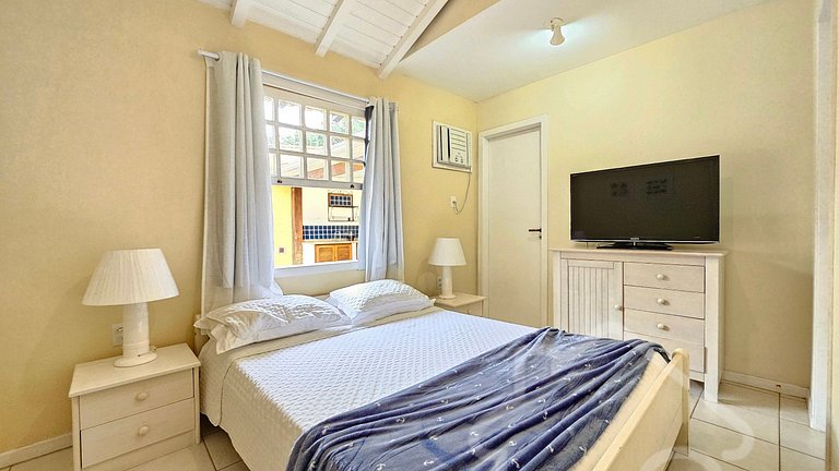 Casa na Ferradura com piscina e churrasqueira