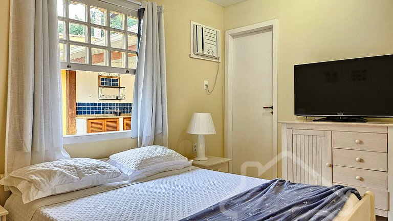 Casa na Ferradura com piscina e churrasqueira