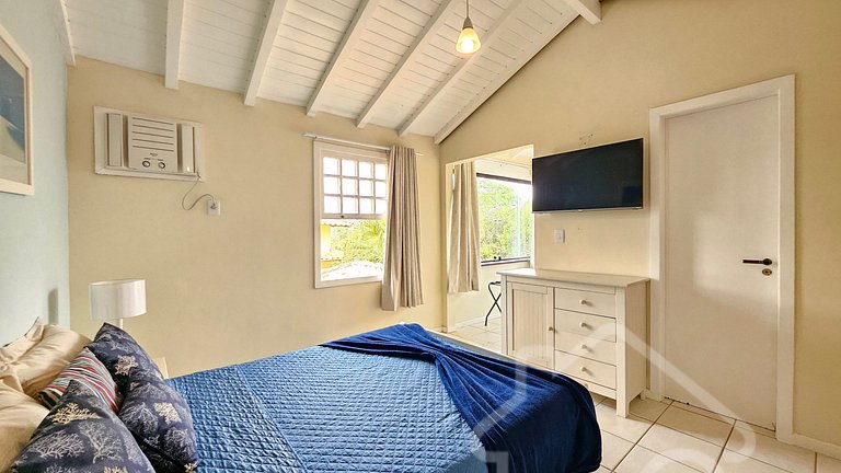 Casa na Ferradura com piscina e churrasqueira