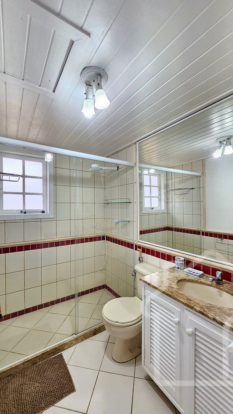 Casa na Ferradura com piscina e churrasqueira