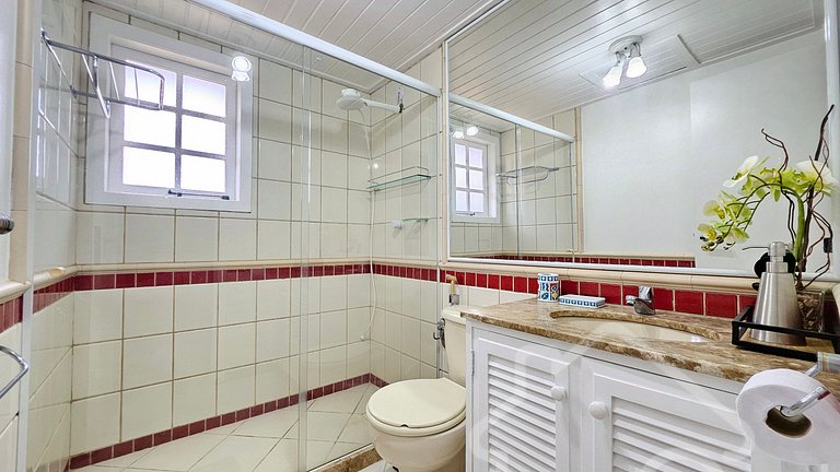 Casa na Ferradura com piscina e churrasqueira