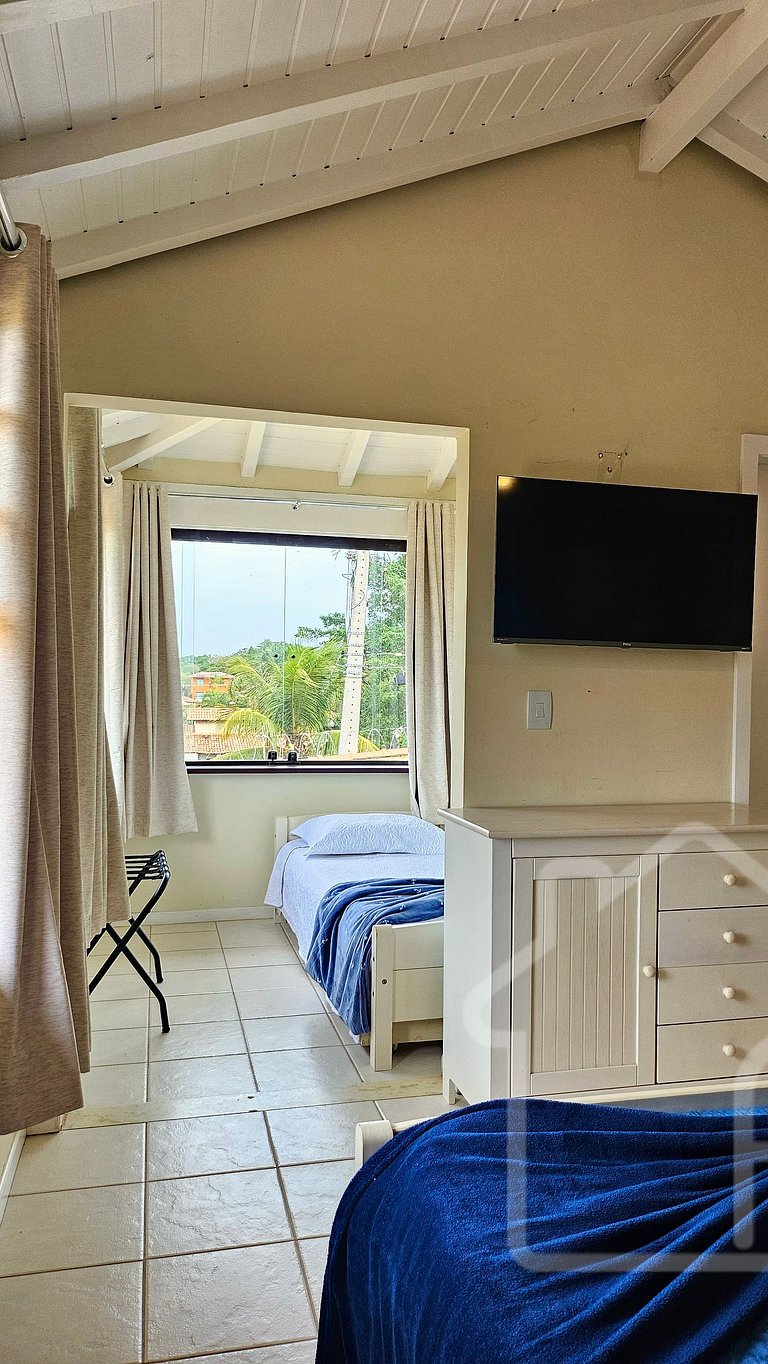 Casa na Ferradura com piscina e churrasqueira