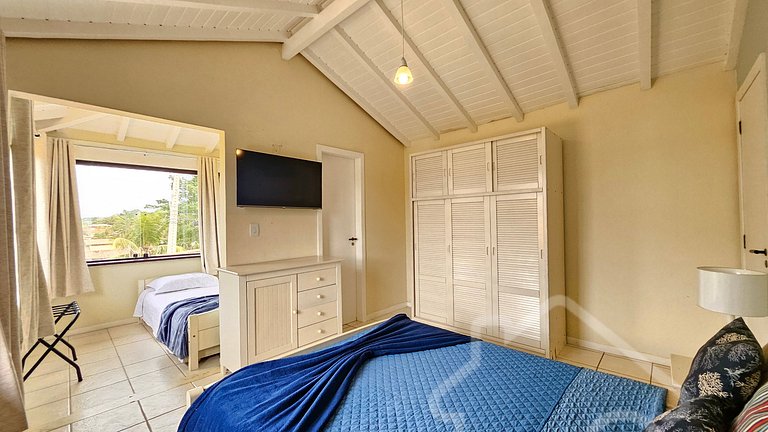 Casa na Ferradura com piscina e churrasqueira