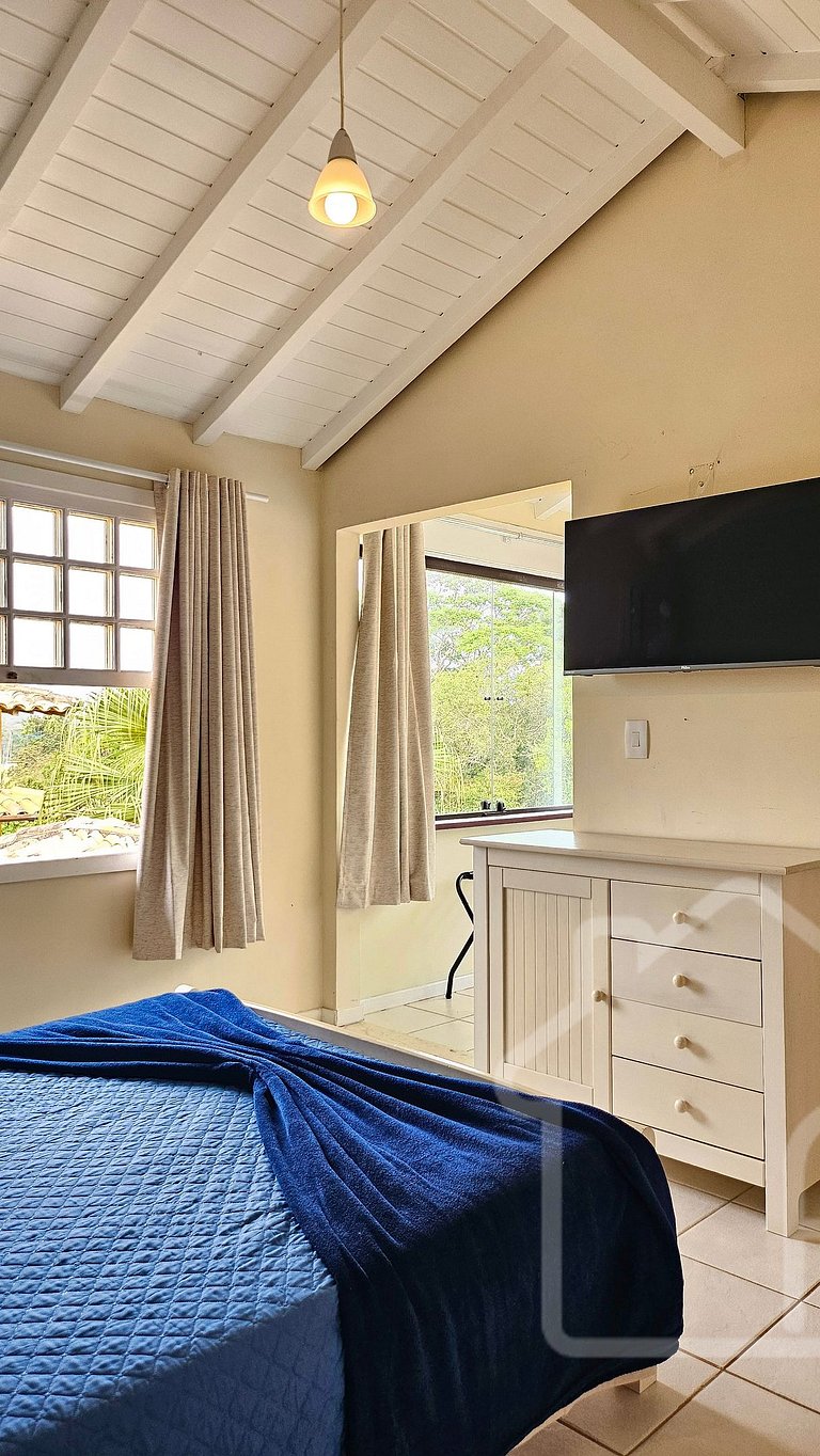 Casa na Ferradura com piscina e churrasqueira