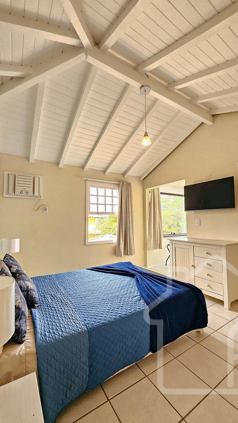 Casa na Ferradura com piscina e churrasqueira