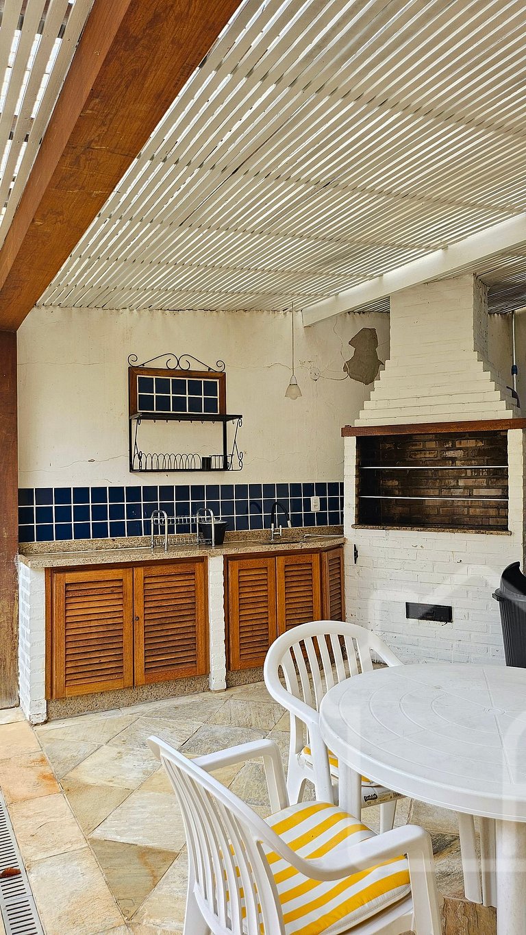 Casa na Ferradura com piscina e churrasqueira