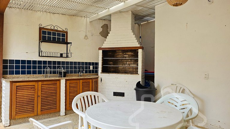 Casa na Ferradura com piscina e churrasqueira