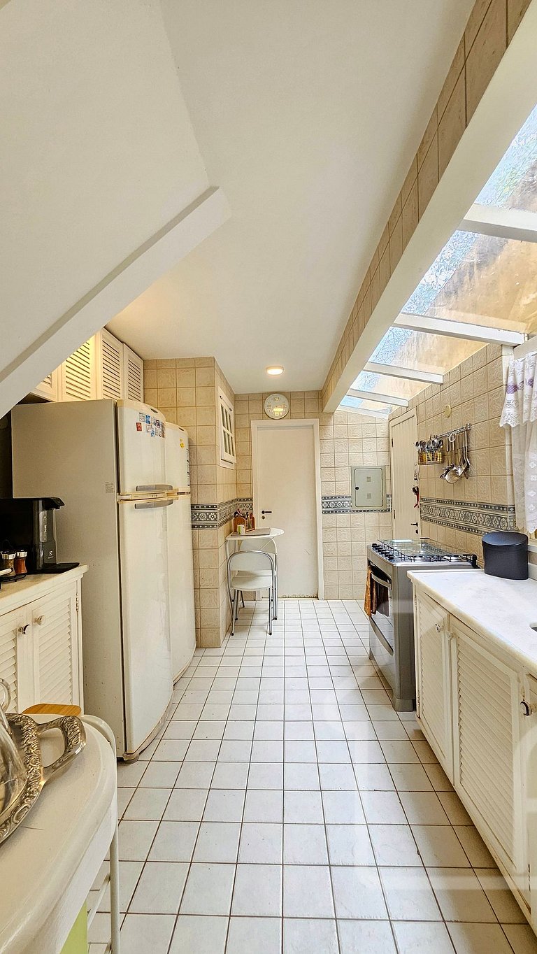 Casa na Ferradura com piscina e churrasqueira