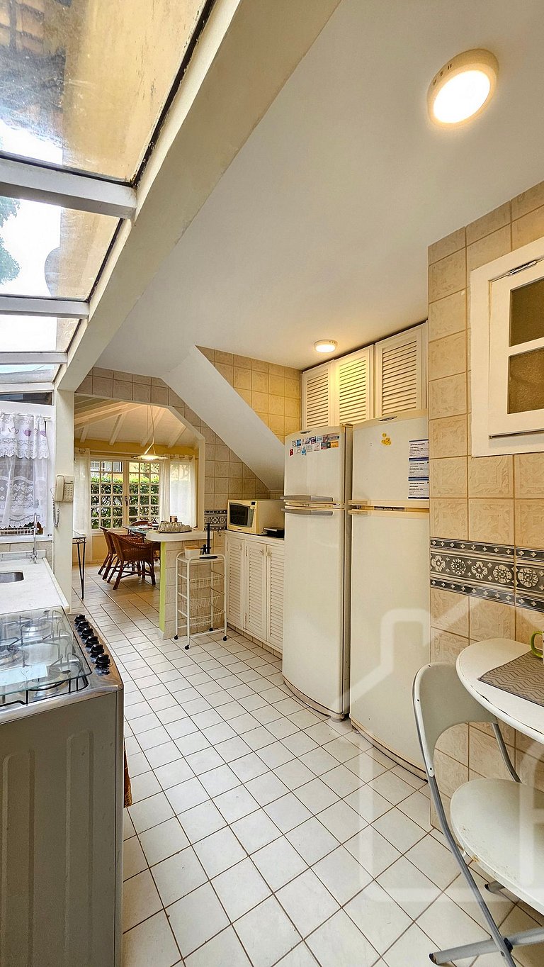 Casa na Ferradura com piscina e churrasqueira