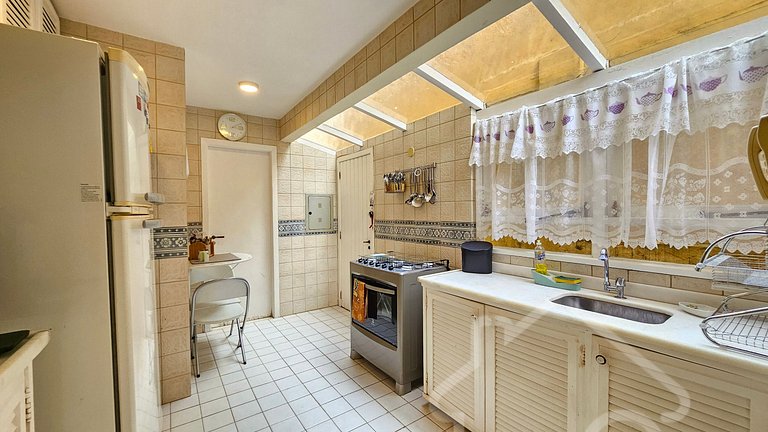 Casa na Ferradura com piscina e churrasqueira