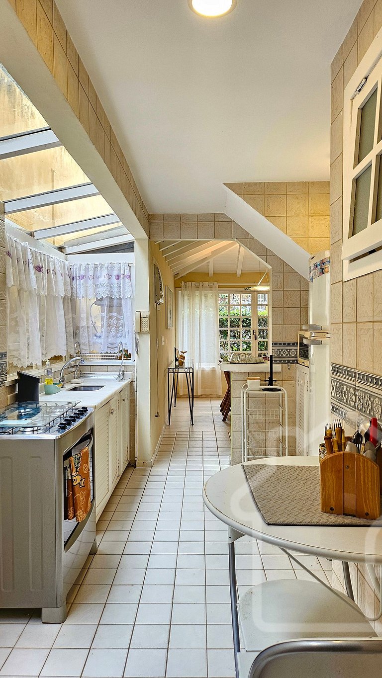 Casa na Ferradura com piscina e churrasqueira