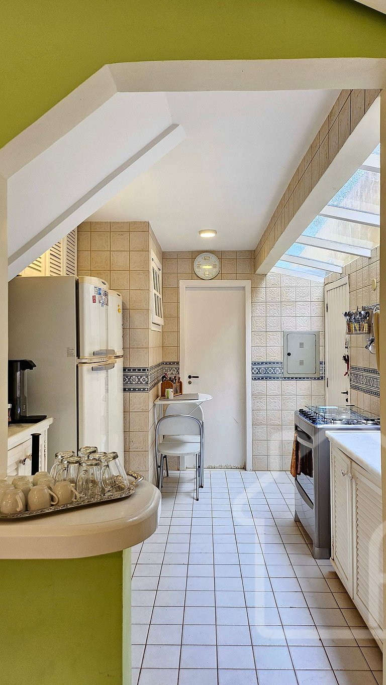 Casa na Ferradura com piscina e churrasqueira