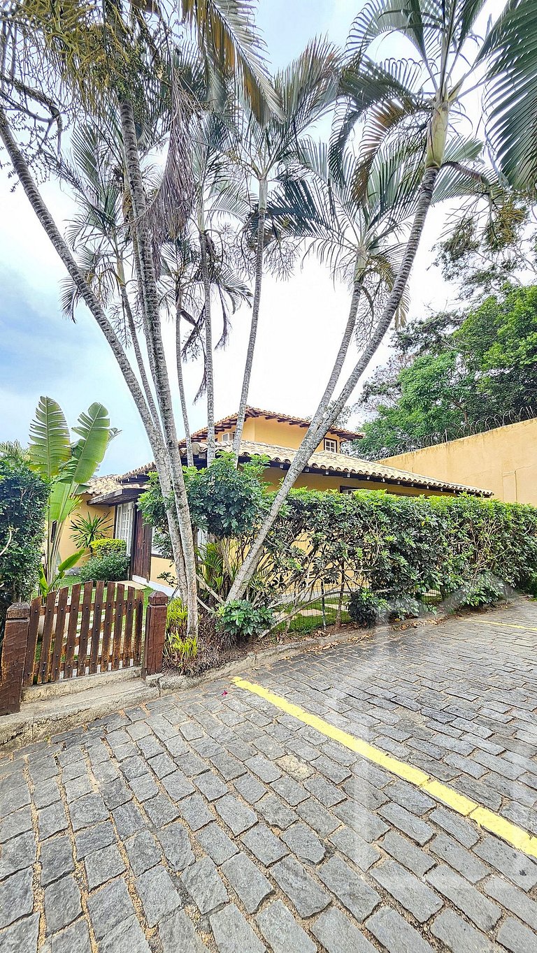 Casa na Ferradura com piscina e churrasqueira