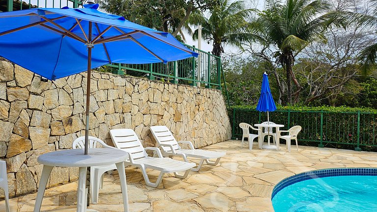 Casa na Ferradura com piscina e churrasqueira